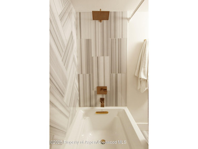 Welcome to this beautiful four-bedroom, three-bathroom condo - photo 27