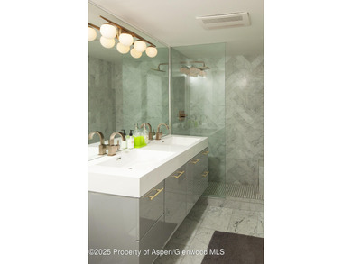 Welcome to this beautiful four-bedroom, three-bathroom condo - photo 28