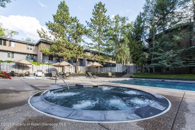 Welcome to this beautiful four-bedroom, three-bathroom condo - photo 35