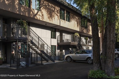 Welcome to this beautiful four-bedroom, three-bathroom condo - photo 36