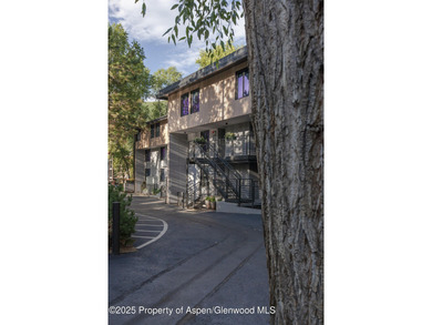 Welcome to this beautiful four-bedroom, three-bathroom condo - photo 37