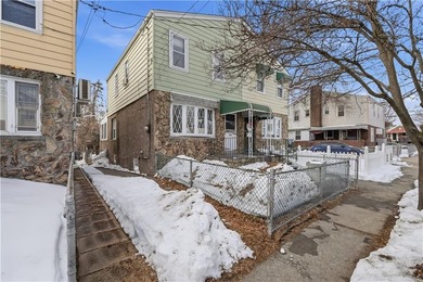 LOCATION LOCATION LOCATION!! This one family semi-attached home - photo 3