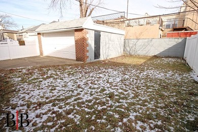 Detached 2 family! Enjoy your 4,000 sq ft lot boasting 3 car - photo 22