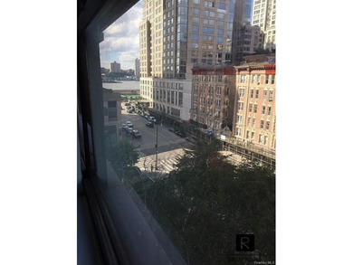Junior one bed room apartment 6E in great condition on quiet - photo 3