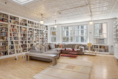 ICONIC FULL-FLOOR CHELSEA LOFT WITH DAZZLING SKYLIGHT & - photo 1