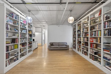 ICONIC FULL-FLOOR CHELSEA LOFT WITH DAZZLING SKYLIGHT & - photo 6