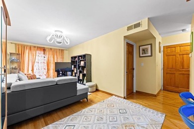 Welcome to this bright and comfortable 1-bedroom, 1-bath condo - photo 3