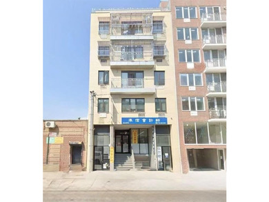 Welcome to this well-maintained elevator condo located in - photo 1