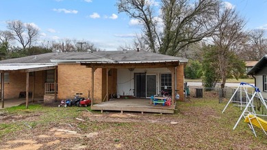 This inviting 3-bedroom, 2.5-bathroom residence offers the - photo 3
