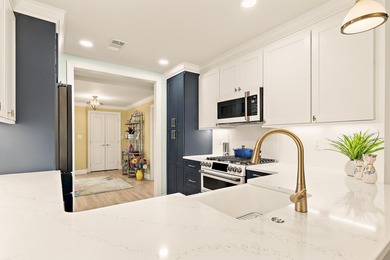 Stunning lakefront with Bay views. Experience standalone privacy - photo 10