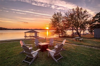 Welcome to lake living on Cedar Creek Lake! This well-maintained - photo 1