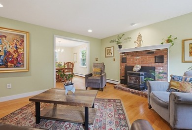 Sun-drenched 4-bed, 2.5 bath, 3-story Raised Cape in a private - photo 14