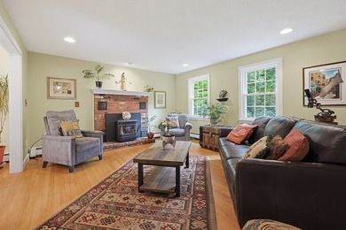 Sun-drenched 4-bed, 2.5 bath, 3-story Raised Cape in a private - photo 17