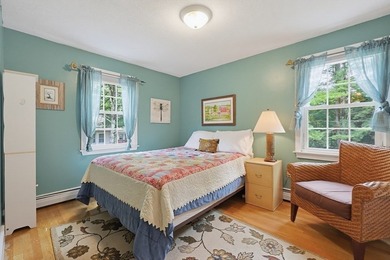 Sun-drenched 4-bed, 2.5 bath, 3-story Raised Cape in a private - photo 20