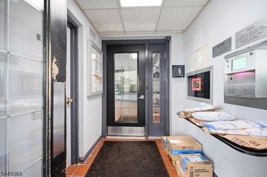 This bright, spacious, 3rd floor 2BR, 1.5 Bath condo in the - photo 25