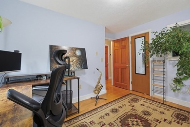 Sun-drenched 4-bed, 2.5 bath, 3-story Raised Cape in a private - photo 25