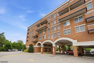 This bright, spacious, 3rd floor 2BR, 1.5 Bath condo in the - photo 26