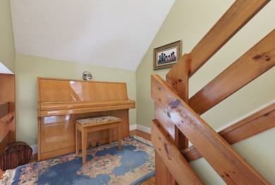 Sun-drenched 4-bed, 2.5 bath, 3-story Raised Cape in a private - photo 26