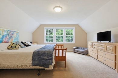 Sun-drenched 4-bed, 2.5 bath, 3-story Raised Cape in a private - photo 30