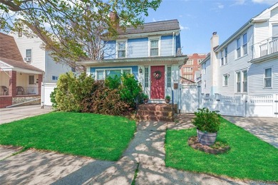 Located in Flushing, close to public transportation, schools and - photo 1