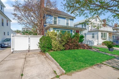 Located in Flushing, close to public transportation, schools and - photo 2