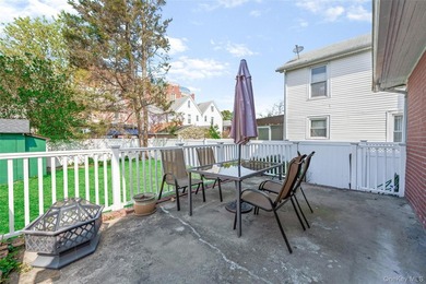 Located in Flushing, close to public transportation, schools and - photo 3