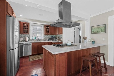 Located in Flushing, close to public transportation, schools and - photo 9