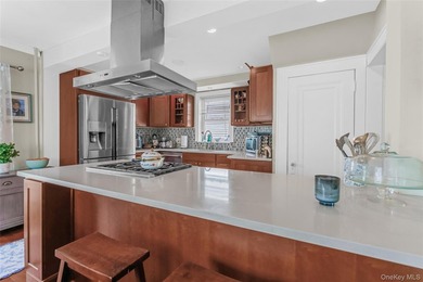 Located in Flushing, close to public transportation, schools and - photo 10