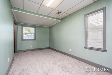 Lakefront Retreat on Gun Lake! Enjoy waterfront living with this - photo 15