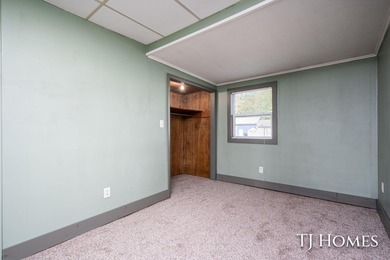 Lakefront Retreat on Gun Lake! Enjoy waterfront living with this - photo 16
