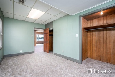 Lakefront Retreat on Gun Lake! Enjoy waterfront living with this - photo 17