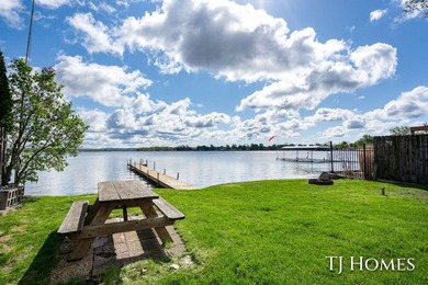 Lakefront Retreat on Gun Lake! Enjoy waterfront living with this - photo 26