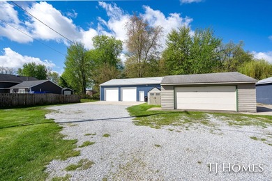 Lakefront Retreat on Gun Lake! Enjoy waterfront living with this - photo 32