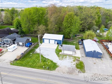 Lakefront Retreat on Gun Lake! Enjoy waterfront living with this - photo 36