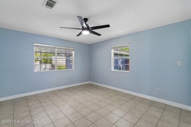 Bright, low-maintenance coastal cottage with an attached guest - photo 12