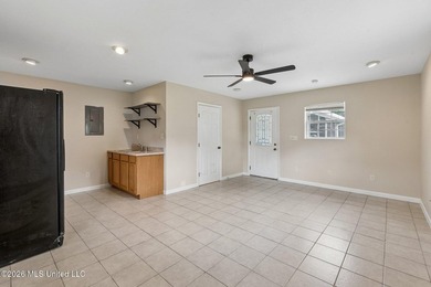Bright, low-maintenance coastal cottage with an attached guest - photo 17