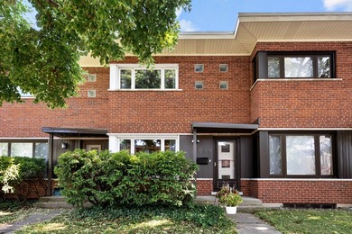 (private lake, pond, creek) Townhome/Townhouse For Sale in Wilmette Illinois