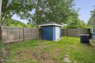 Bright, low-maintenance coastal cottage with an attached guest - photo 23