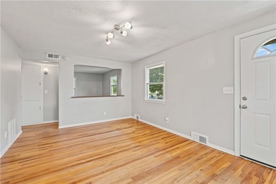 Move right into this beautifully updated 3-bedroom, 1.5-bath - photo 5