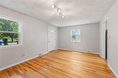 Move right into this beautifully updated 3-bedroom, 1.5-bath - photo 6