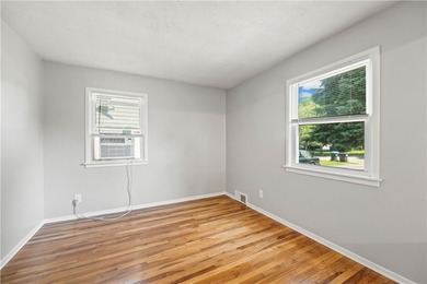 Move right into this beautifully updated 3-bedroom, 1.5-bath - photo 7