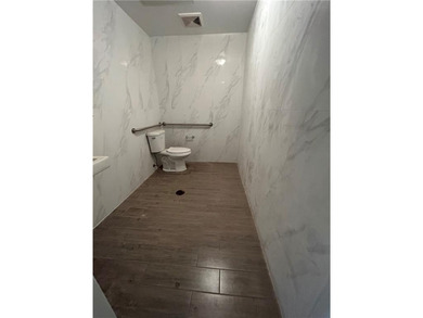 1350 Sq Ft Of Commercial Office Space On The First Floor And - photo 4