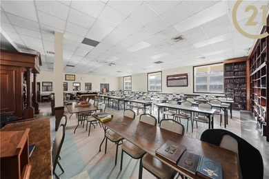 Institutional / Educational Facility - 6,500+ Sq Ft on 40x100 - photo 5