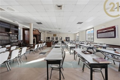 Institutional / Educational Facility - 6,500+ Sq Ft on 40x100 - photo 8
