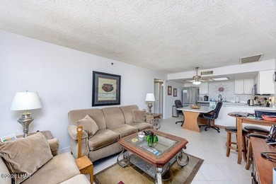 Beautifully updated Condo! From the flooring to the counter tops - photo 14