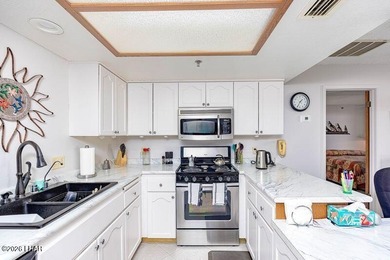 Beautifully updated Condo! From the flooring to the counter tops - photo 18