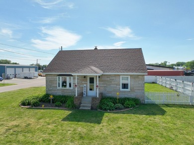 Welcome home to this charming ranch nestled in the heart of - photo 2