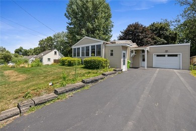 Easy one-floor living in the Village of Salina! This - photo 2