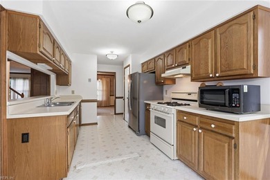 Spacious 4 Br, 2 1/2 bath colonial style single family home at - photo 33