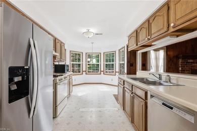 Spacious 4 Br, 2 1/2 bath colonial style single family home at - photo 34